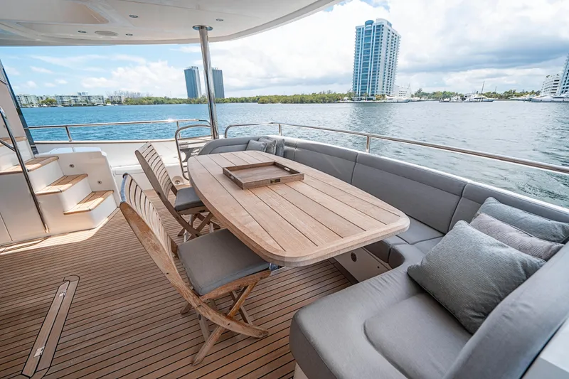 2017 Sunseeker 95 Yacht