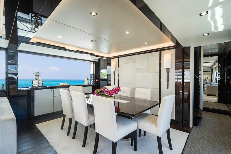 2017 Sunseeker 95 Yacht