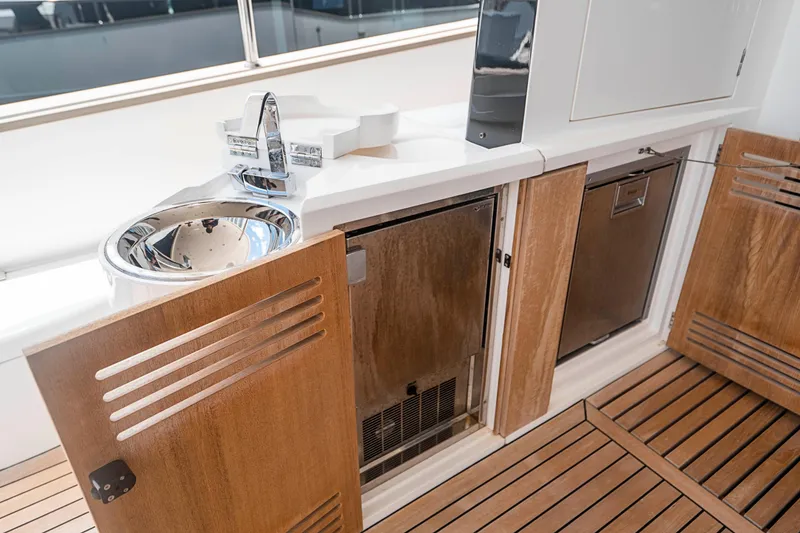 2017 Sunseeker 95 Yacht