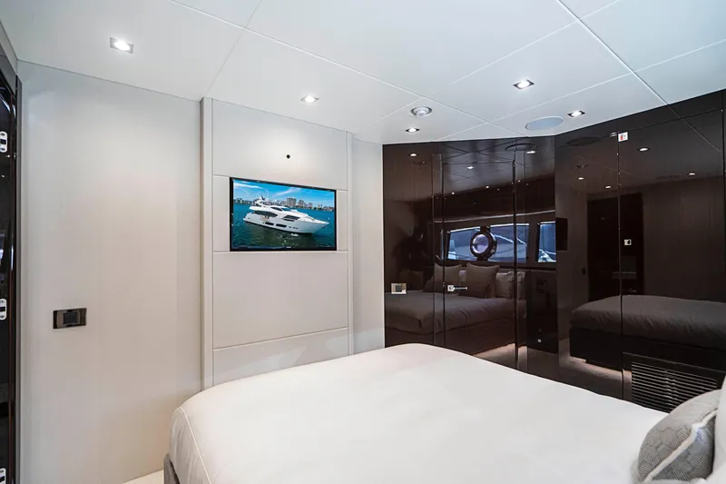 2017 Sunseeker 95 Yacht