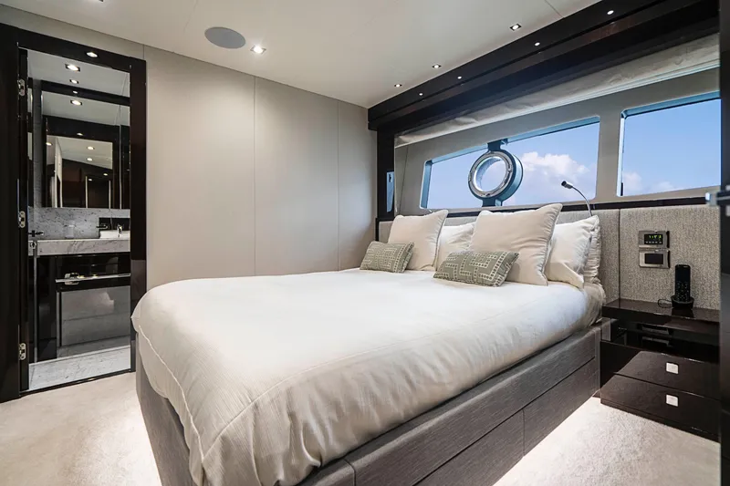 2017 Sunseeker 95 Yacht