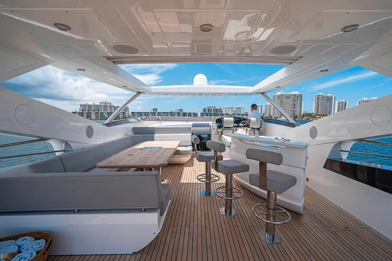 2017 Sunseeker 95 Yacht
