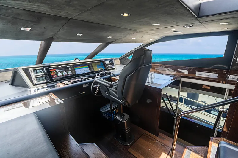 2017 Sunseeker 95 Yacht