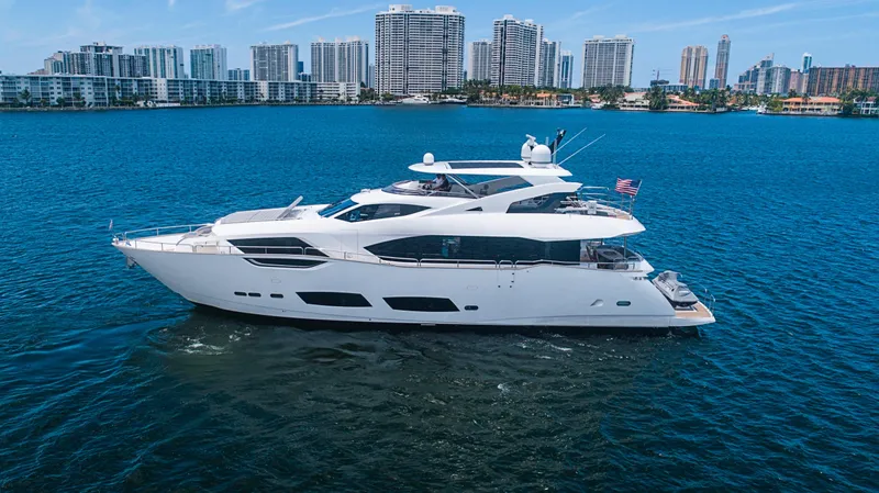 2017 Sunseeker 95 Yacht