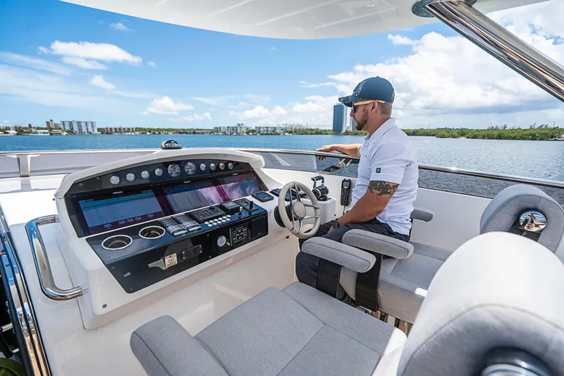 2017 Sunseeker 95 Yacht