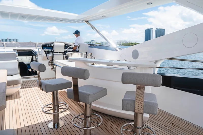 2017 Sunseeker 95 Yacht