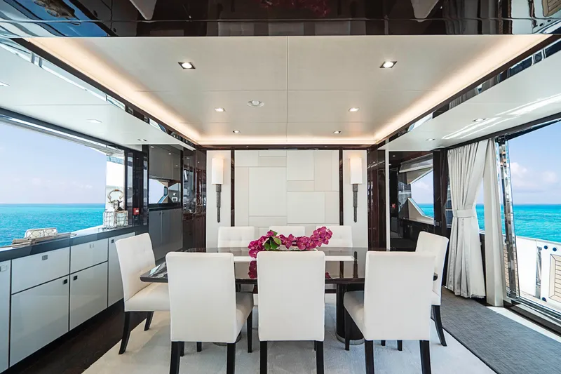 2017 Sunseeker 95 Yacht