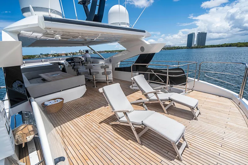 2017 Sunseeker 95 Yacht