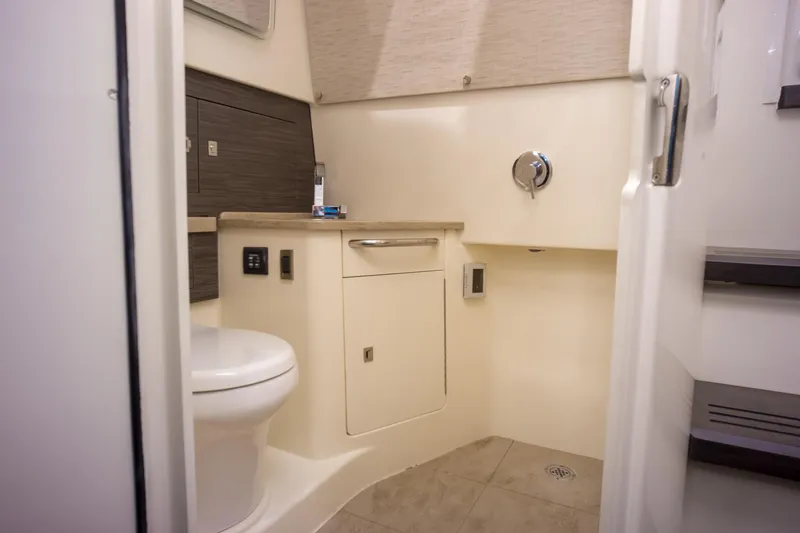 2016 Boston Whaler 420 Outrage