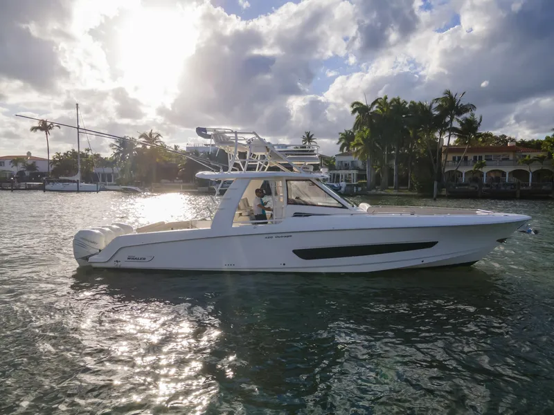 2016 Boston Whaler 420 Outrage
