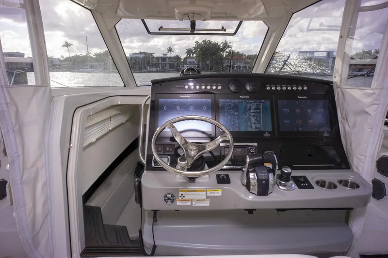 2016 Boston Whaler 420 Outrage