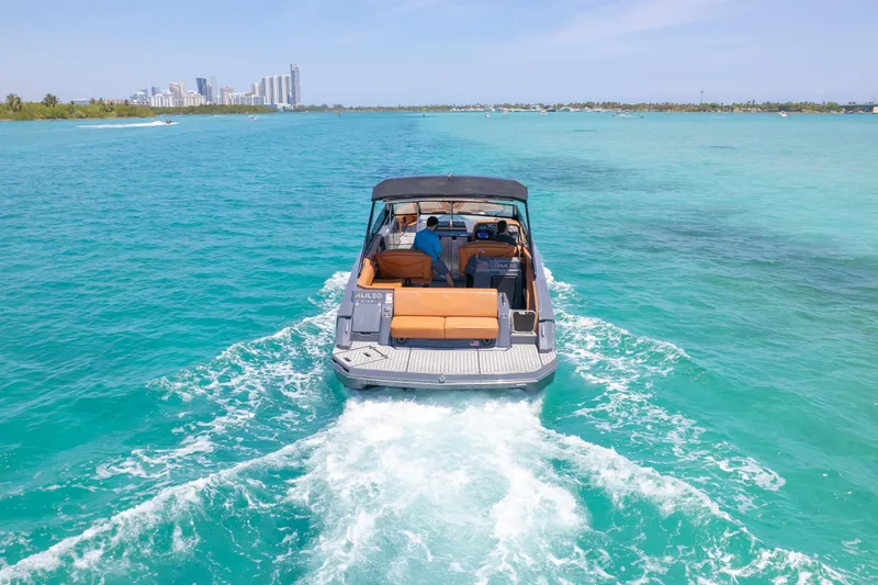 2017 Cruisers Yachts 338 CX South Beach Bow Rider