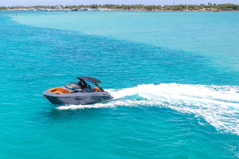 2017 Cruisers Yachts 338 CX South Beach Bow Rider
