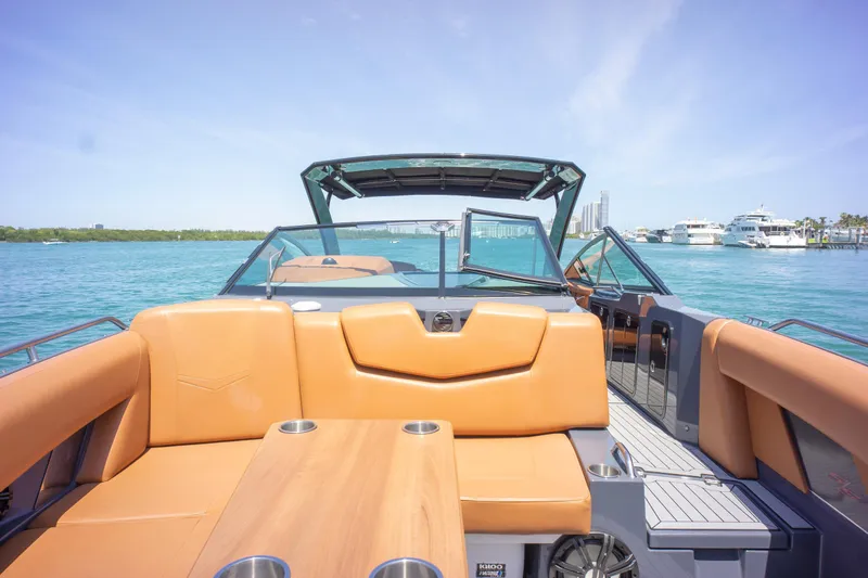 2017 Cruisers Yachts 338 CX South Beach Bow Rider