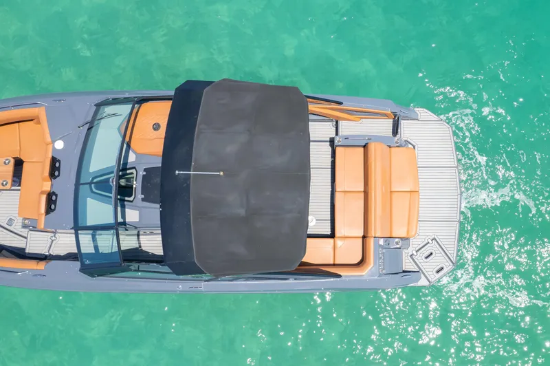 2017 Cruisers Yachts 338 CX South Beach Bow Rider