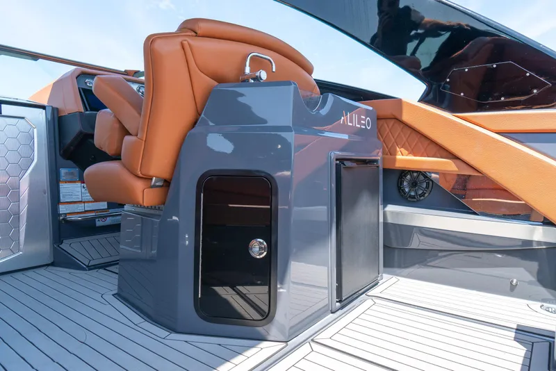 2017 Cruisers Yachts 338 CX South Beach Bow Rider
