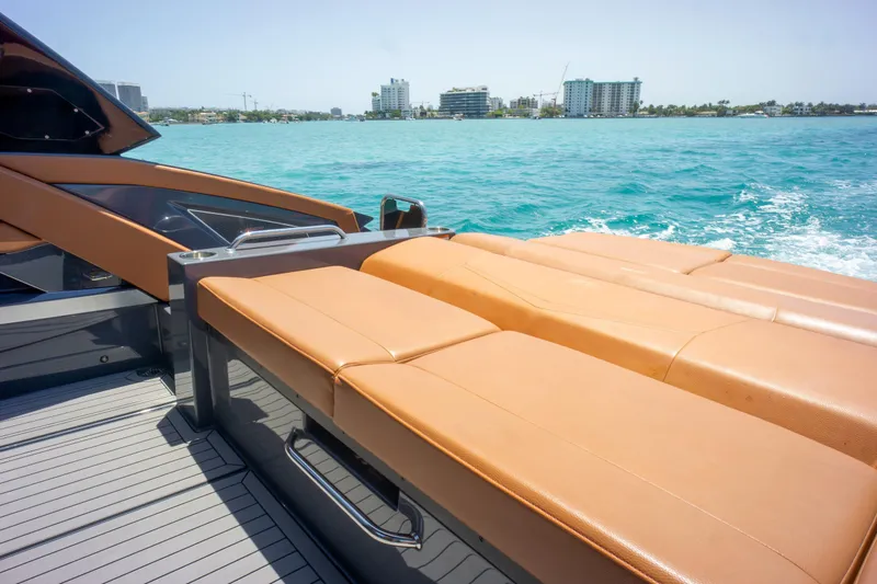 2017 Cruisers Yachts 338 CX South Beach Bow Rider