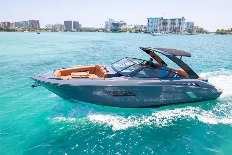 2017 Cruisers Yachts 338 CX South Beach Bow Rider