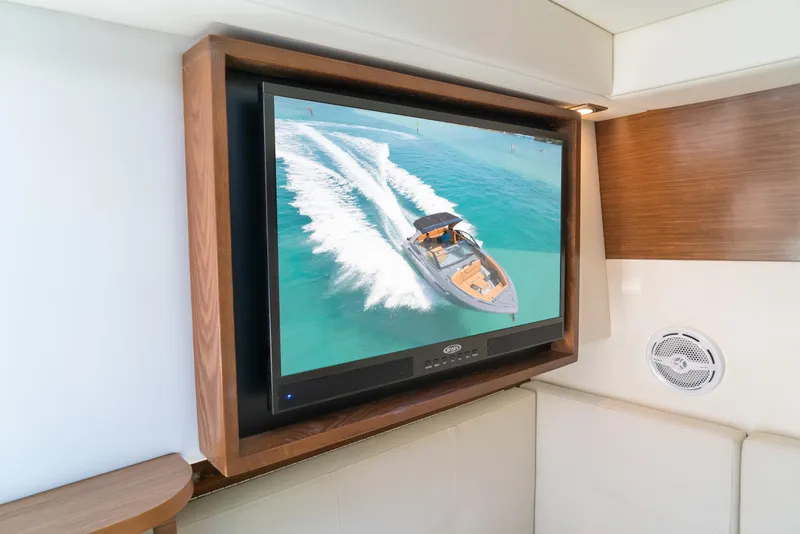 2017 Cruisers Yachts 338 CX South Beach Bow Rider