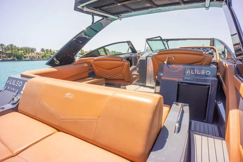 2017 Cruisers Yachts 338 CX South Beach Bow Rider