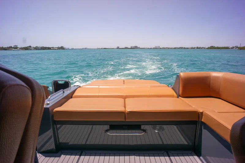 2017 Cruisers Yachts 338 CX South Beach Bow Rider