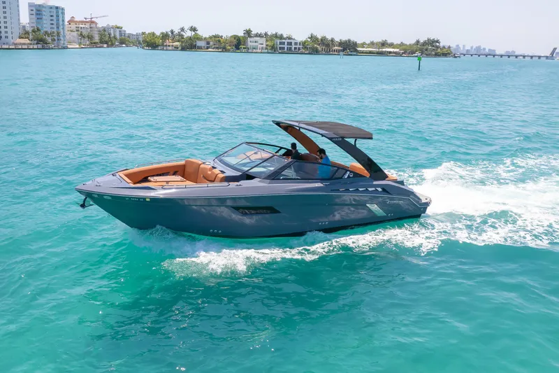 2017 Cruisers Yachts 338 CX South Beach Bow Rider