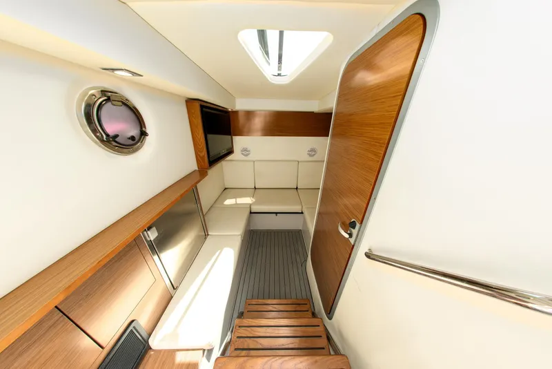 2017 Cruisers Yachts 338 CX South Beach Bow Rider