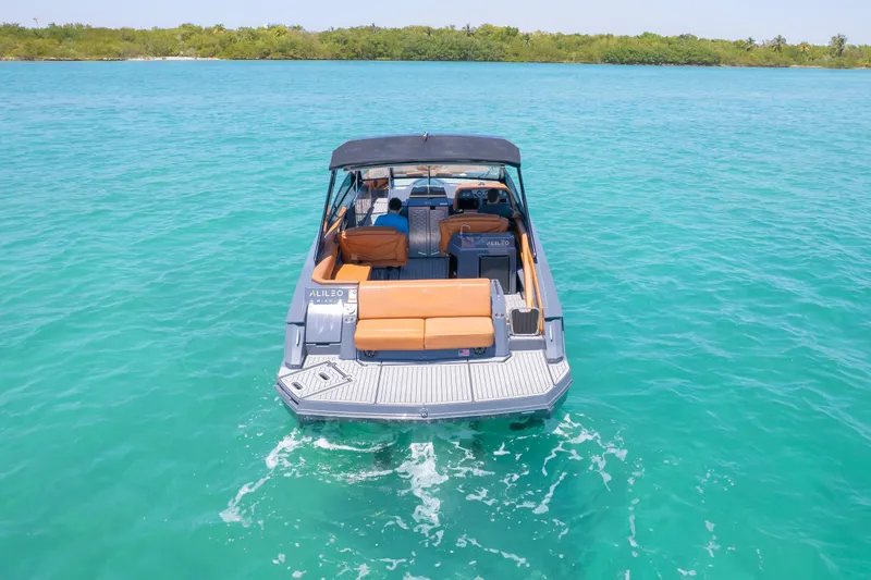 2017 Cruisers Yachts 338 CX South Beach Bow Rider