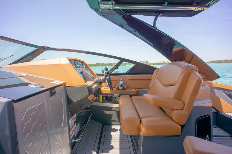 2017 Cruisers Yachts 338 CX South Beach Bow Rider