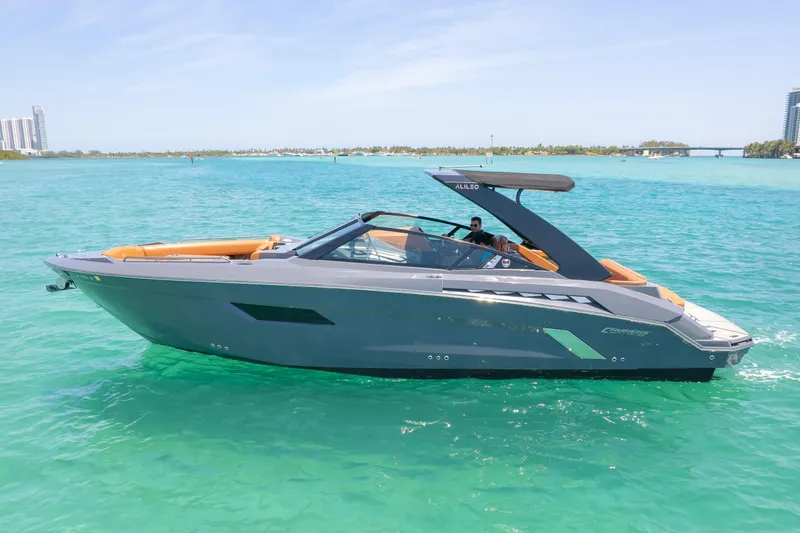 2017 Cruisers Yachts 338 CX South Beach Bow Rider