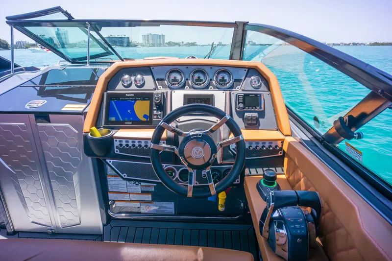 2017 Cruisers Yachts 338 CX South Beach Bow Rider