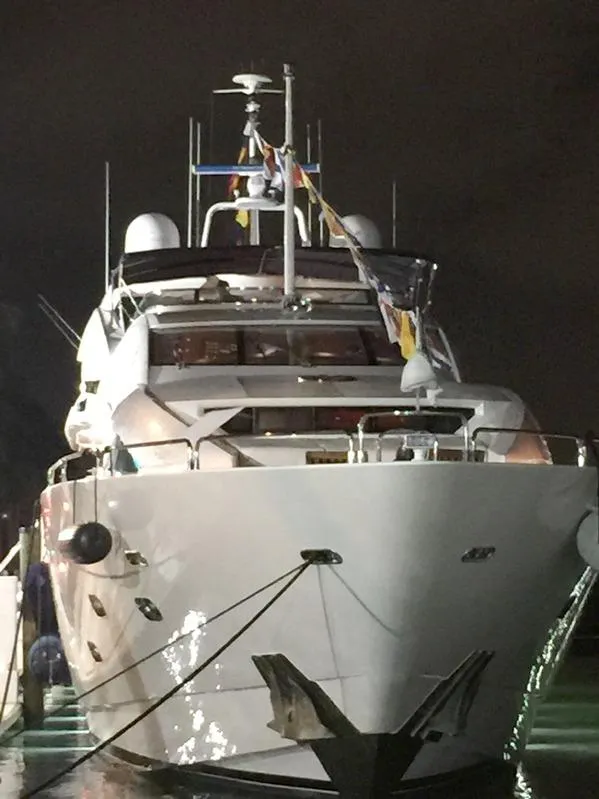 2006 Sunseeker Yacht - Raised Pilothouse