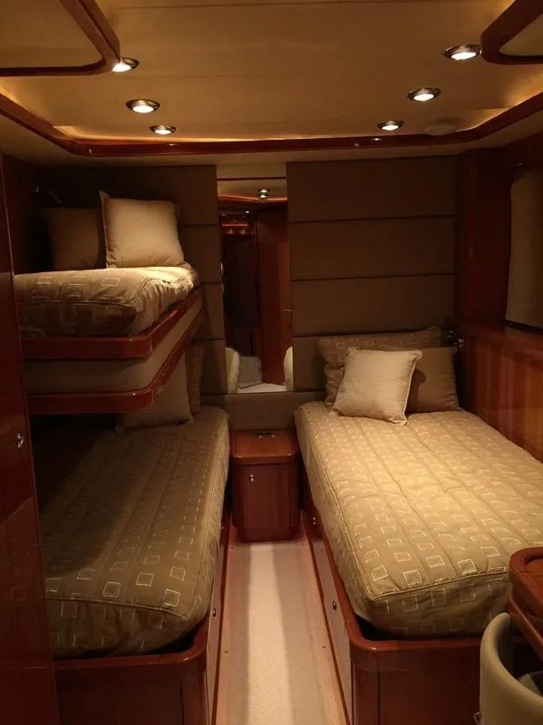 2006 Sunseeker Yacht - Raised Pilothouse
