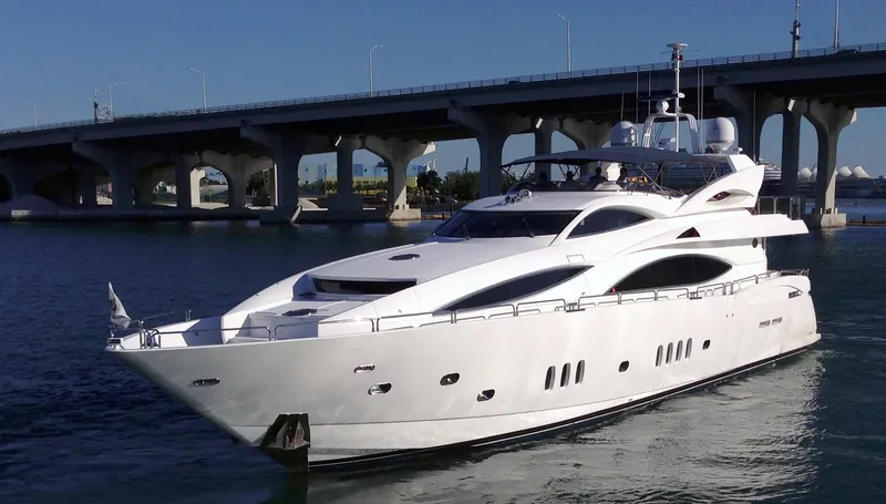 2006 Sunseeker Yacht - Raised Pilothouse