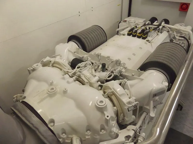 2006 Sunseeker Yacht - Raised Pilothouse