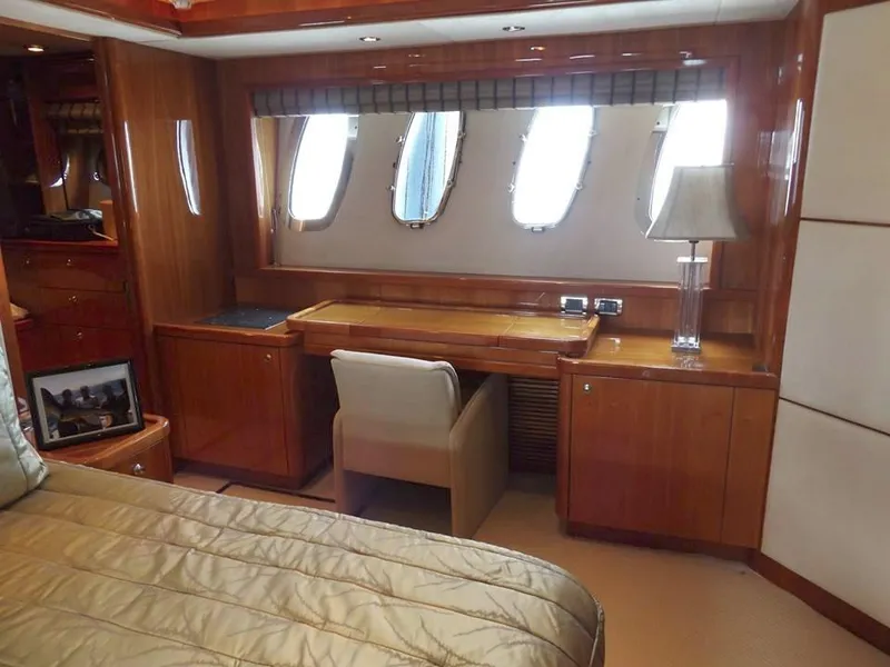 2006 Sunseeker Yacht - Raised Pilothouse