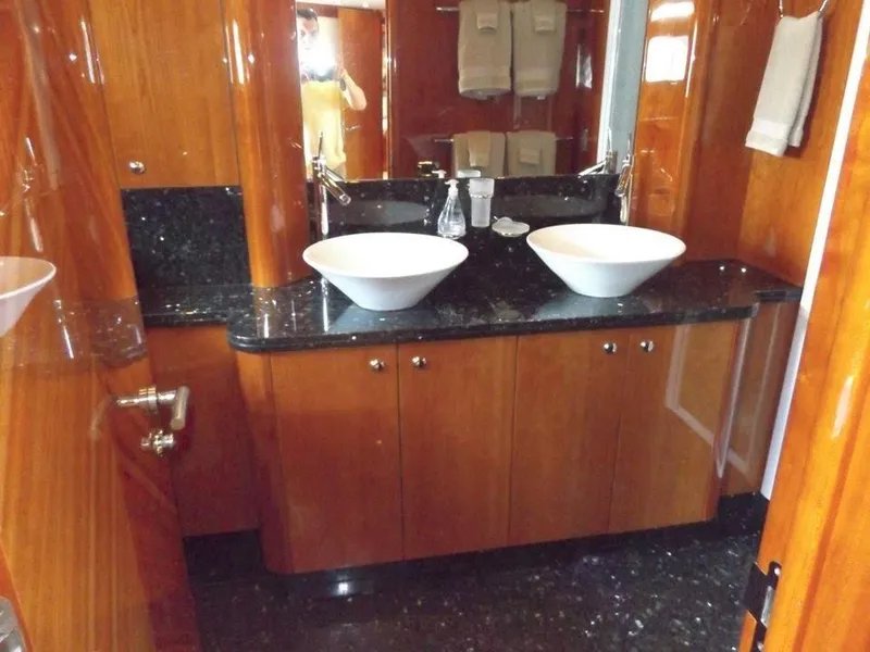 2006 Sunseeker Yacht - Raised Pilothouse