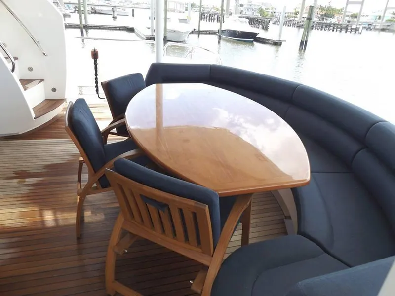 2006 Sunseeker Yacht - Raised Pilothouse