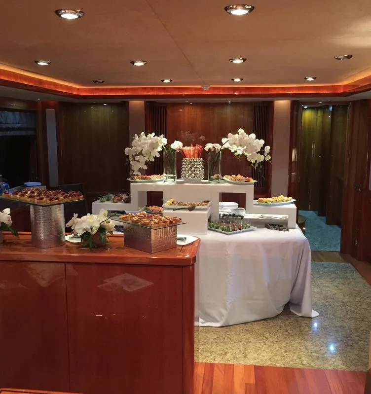 2006 Sunseeker Yacht - Raised Pilothouse