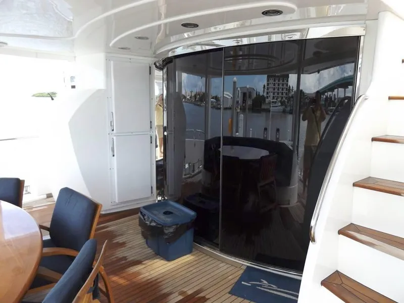 2006 Sunseeker Yacht - Raised Pilothouse