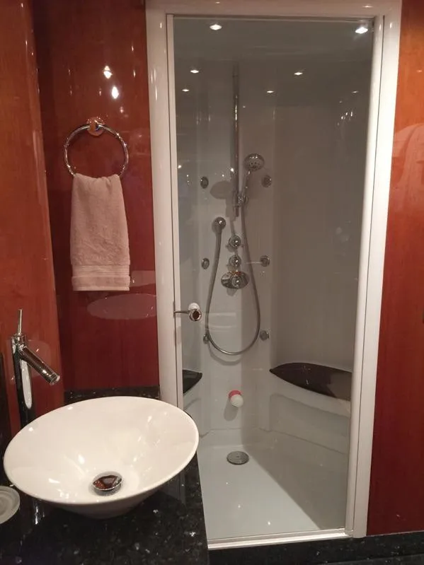 2006 Sunseeker Yacht - Raised Pilothouse