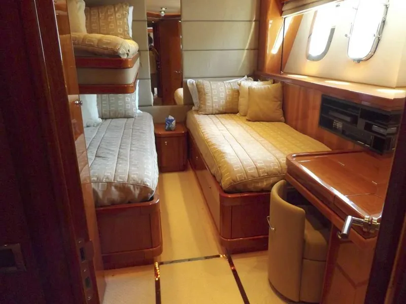 2006 Sunseeker Yacht - Raised Pilothouse
