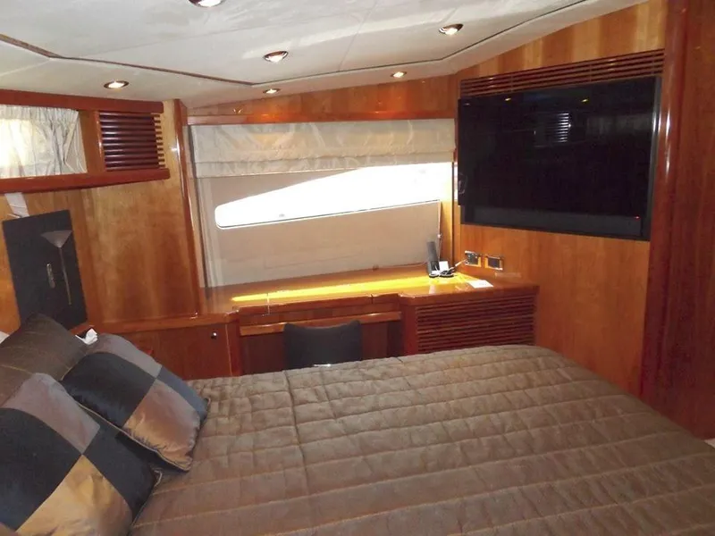 2006 Sunseeker Yacht - Raised Pilothouse