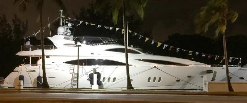 2006 Sunseeker Yacht - Raised Pilothouse