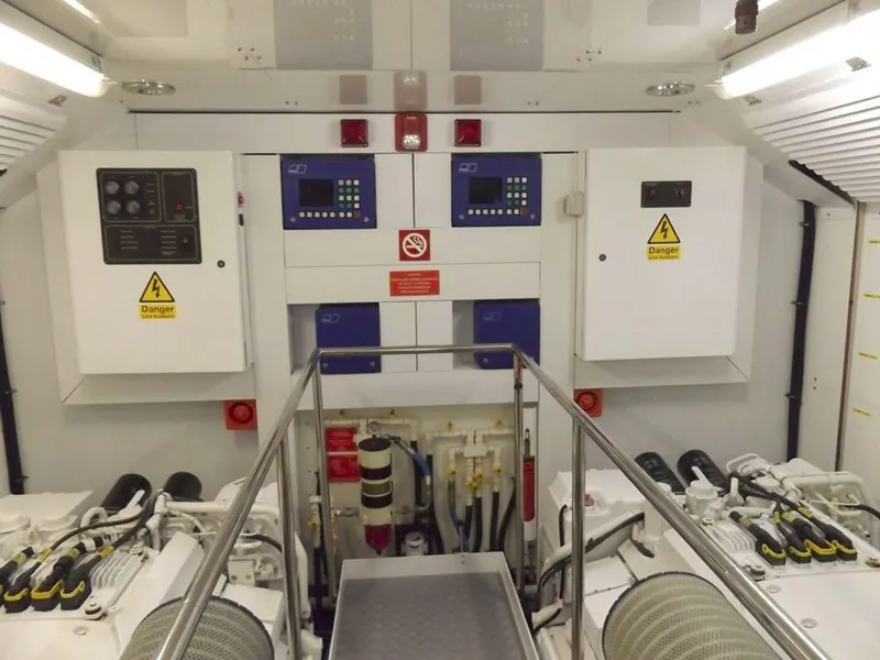 2006 Sunseeker Yacht - Raised Pilothouse