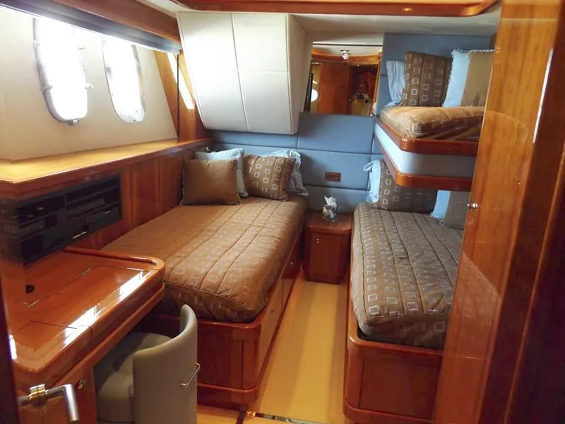 2006 Sunseeker Yacht - Raised Pilothouse