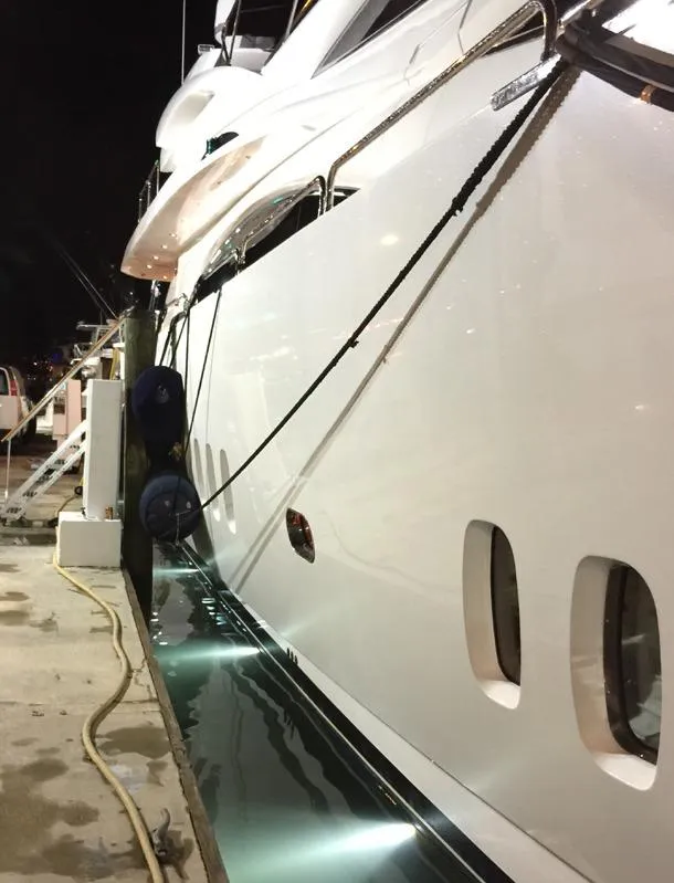 2006 Sunseeker Yacht - Raised Pilothouse