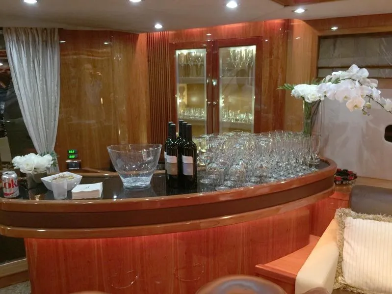2006 Sunseeker Yacht - Raised Pilothouse
