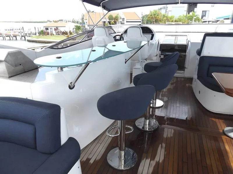 2006 Sunseeker Yacht - Raised Pilothouse