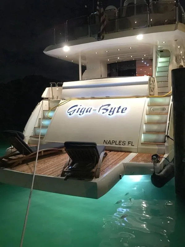 2006 Sunseeker Yacht - Raised Pilothouse